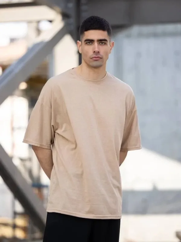 T-Shirta Regular ya Bisîkletê ya Stûyê Vekirî ya Rojane ya Sade ya Bej a Mêran 1