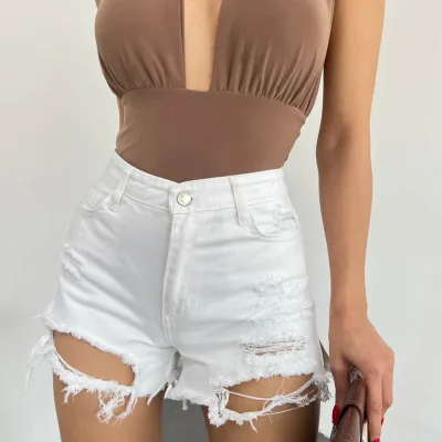Bílé mini džínové šortky s praním a laserovými dírami 4