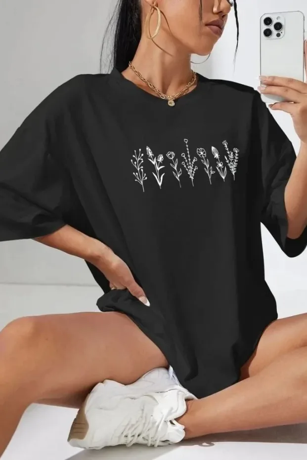Женска црна oversize бициклистичка јака отпечаток маица 1