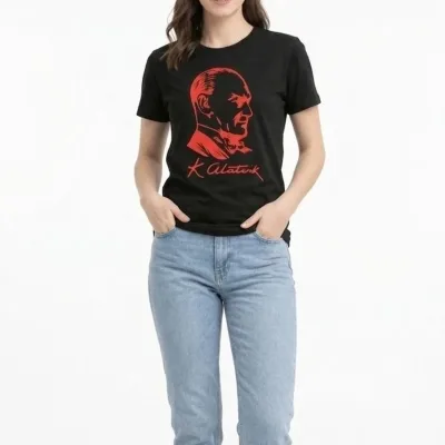 Bluzë për femra, ngjyrë e zezë, me jakë biçiklete, print Ataturk dhe mëngë të shkurtra 2