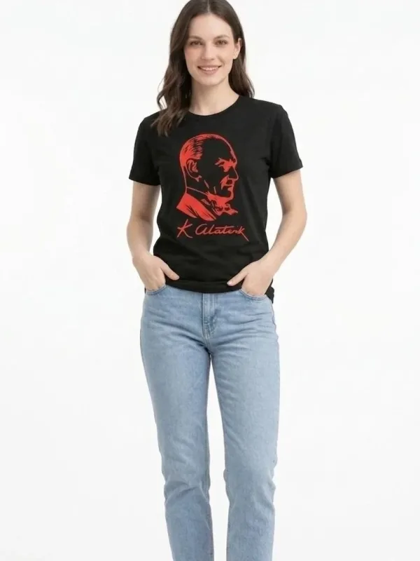 Bluzë për femra, ngjyrë e zezë, me jakë biçiklete, print Ataturk dhe mëngë të shkurtra 2