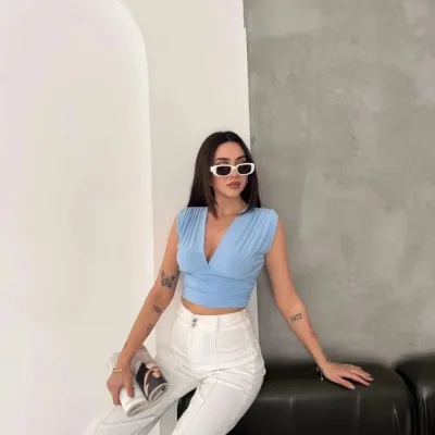 Női babakék vállpárnás ujjatlan V nyakú drapériás spandex crop blúz 4