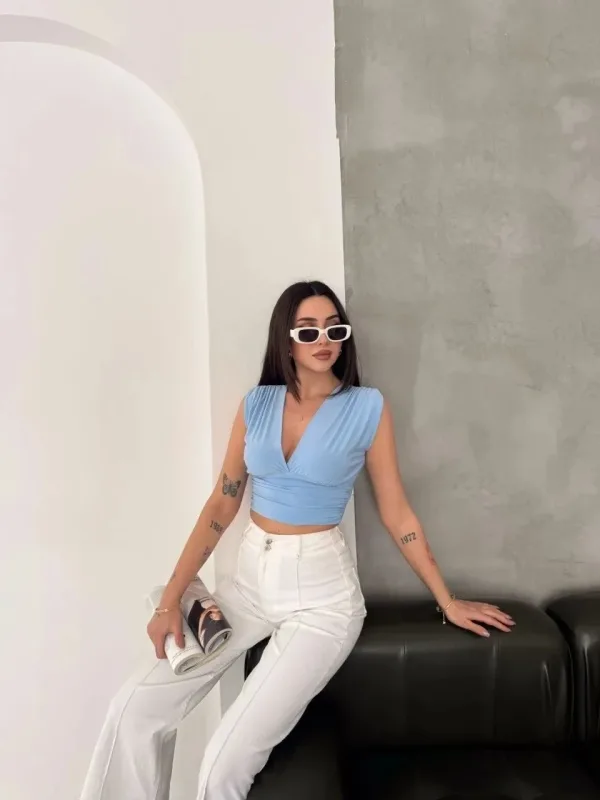 Női babakék vállpárnás ujjatlan V nyakú drapériás spandex crop blúz 4