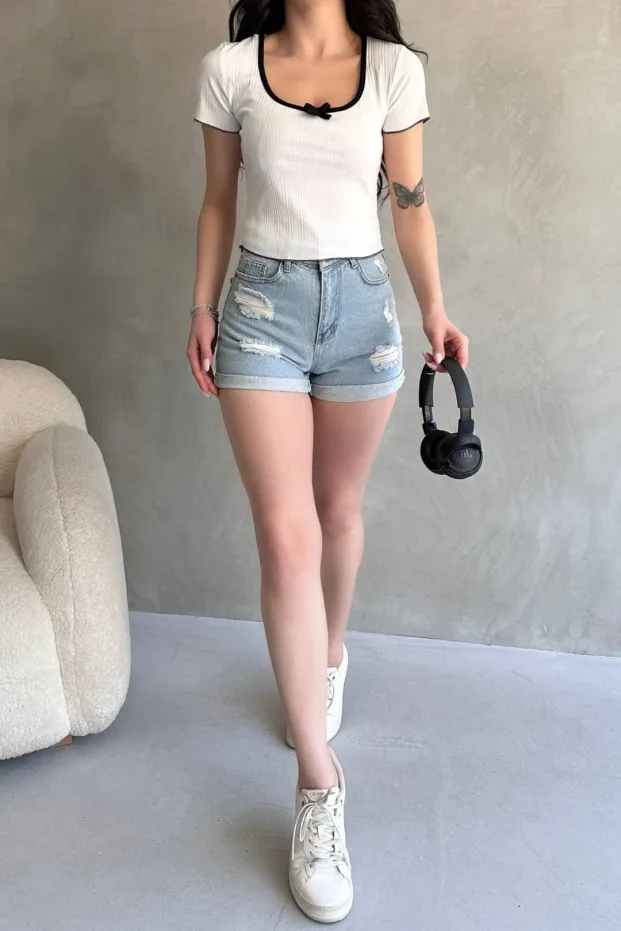 Biały crop top z dekoltem basenowym i lamówką 5