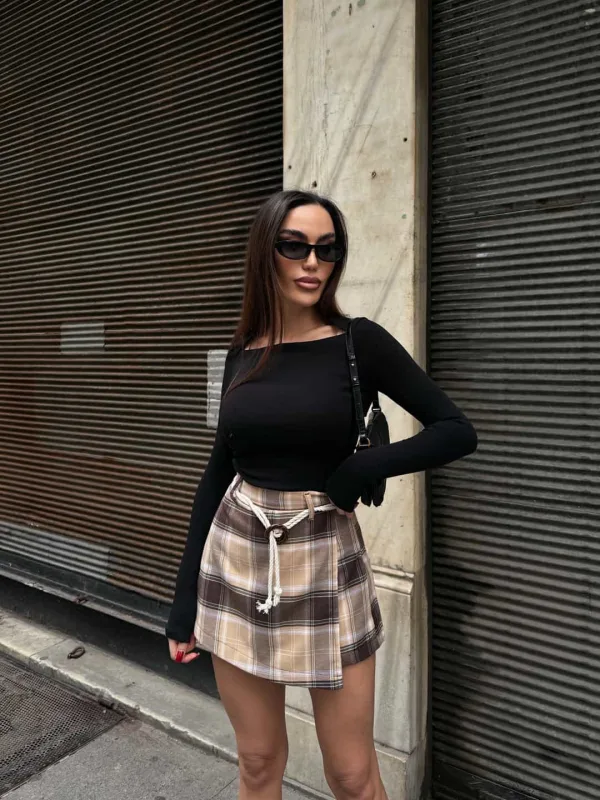 Mini šortková sukňa s károvaným vzorom a detailom opasku, béžová