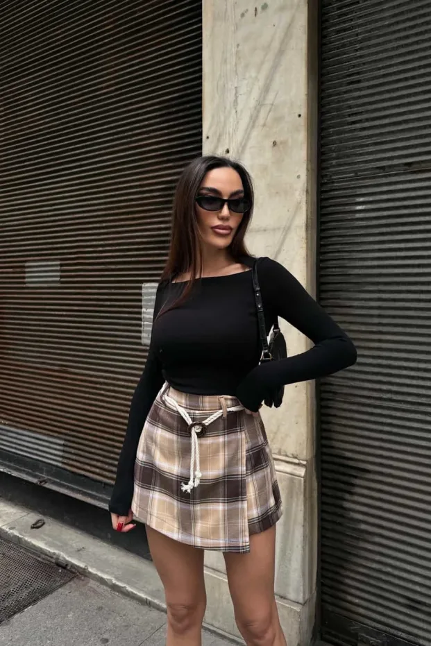 تنورة شورت قصيرة بنمط منقوش بحزام بيج 1
