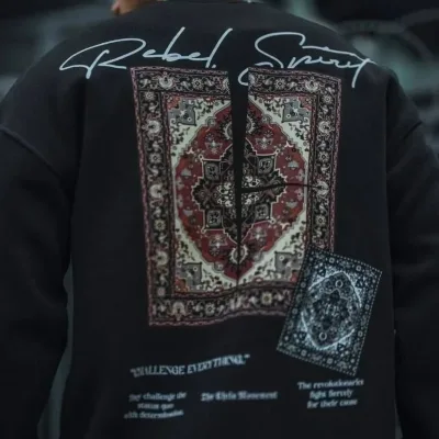 Sweatshirtê Mêran ê Reş 3 Têl Pembû Bi Stûyê Bisîkletê û Çapkirî 1
