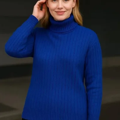 Damski błękitny prążkowany golf sweter 1