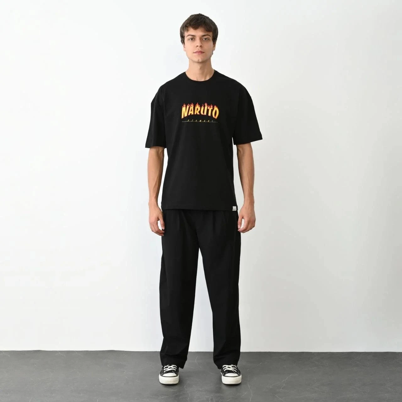 Tricou pentru bărbați, negru, regular fit, cu guler tip bicicletă, imprimat
