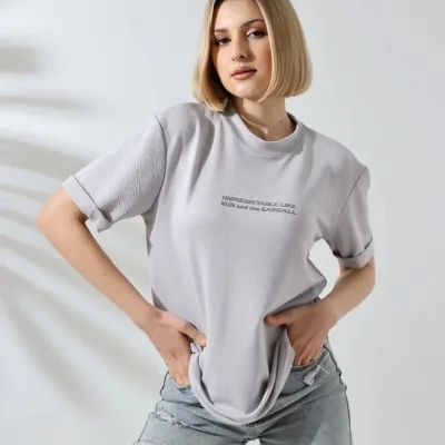 Női szürke biciklinyakú nyomott slim fit póló 2