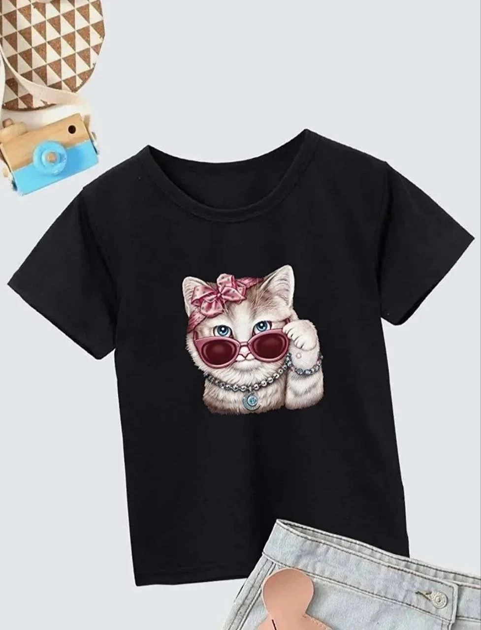 Vajzë T-shirt i zi me jakë biçiklete dhe printim