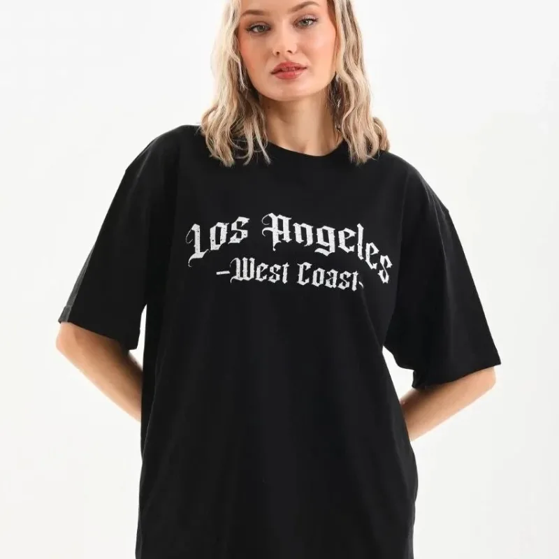 Damski oversize T-shirt czarny, dekolt w serek, nadruk