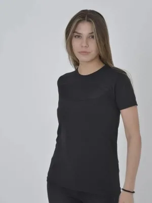 تيشيرت نسائي أسود بقصة ضيقة وياقة دراجة مع تفاصيل شبكية