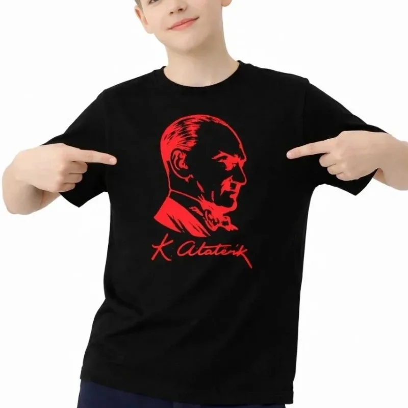 Tîşorta Zarokan a Reş a Bi Stûyê Bisîkletê û Çapa Atatürk