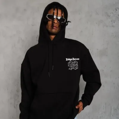 Sweatshirtê Mêran ê Reş ê 3 Têlî Pembû Bi Qapûşon û Çapkirî 2