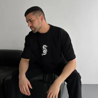 მამაკაცის შავი Regular Fit ველოსიპედის საყელოიანი წინა-უკანა პრინტიანი მაისური 2