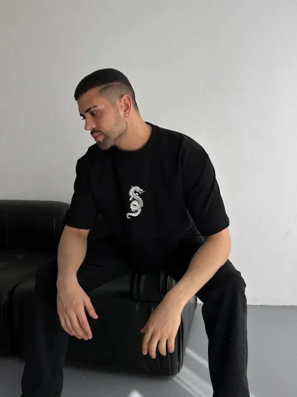 მამაკაცის შავი Regular Fit ველოსიპედის საყელოიანი წინა-უკანა პრინტიანი მაისური 2