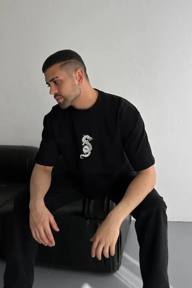 მამაკაცის შავი Regular Fit ველოსიპედის საყელოიანი წინა-უკანა პრინტიანი მაისური 2