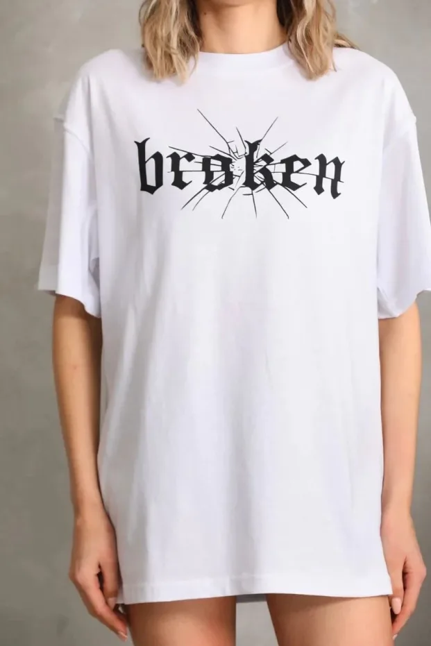 Dámské bílé oversized tričko s cyklistickým výstřihem a potiskem 3