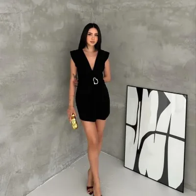 Dámské černé drapované křížové mini šaty s elegantní přezkou 2