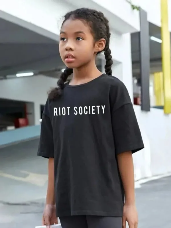 Dziecięca Czarna Oversize T-Shirt z Nadrukiem Dekolt w Serek 2