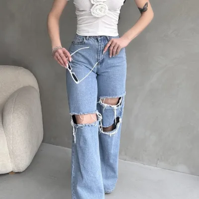 Bílý crop top s výstřihem do lodičky a růžovým detailem 2