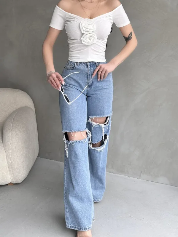 Bílý crop top s výstřihem do lodičky a růžovým detailem 2