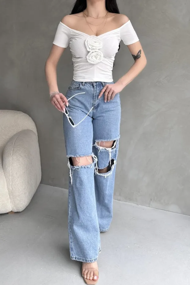 Bílý crop top s výstřihem do lodičky a růžovým detailem 2