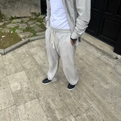 Muške sive oversized pantalone od somota sa rebrima i džepovima 4