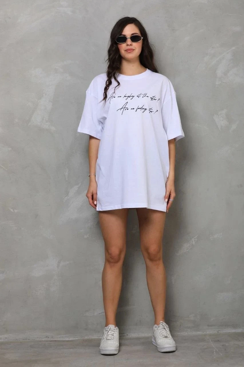 Bluzë Femrash e Bardhë Oversize me Jakë Biçiklete dhe Print me Mëngë të Shkurtra