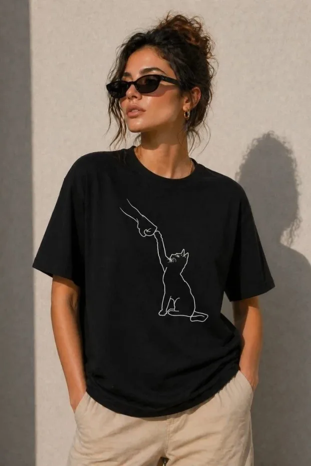 Qadın Qara Minimal Pişik Rəsm Çap Qısa Qol T-Shirt 2
