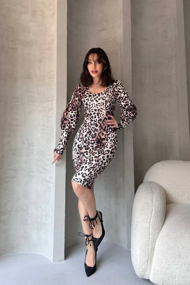Bílé midi šaty s leopardím vzorem 3