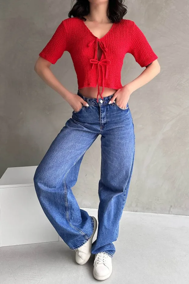 Bluzka crop gofrowa z dekoltem w serek i wiązaniem z przodu Czerwony 5