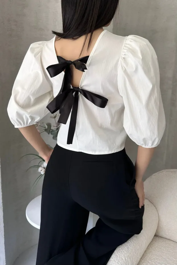 Bela poplin bluza sa lubeničastim rukavima i mašnom na leđima 1