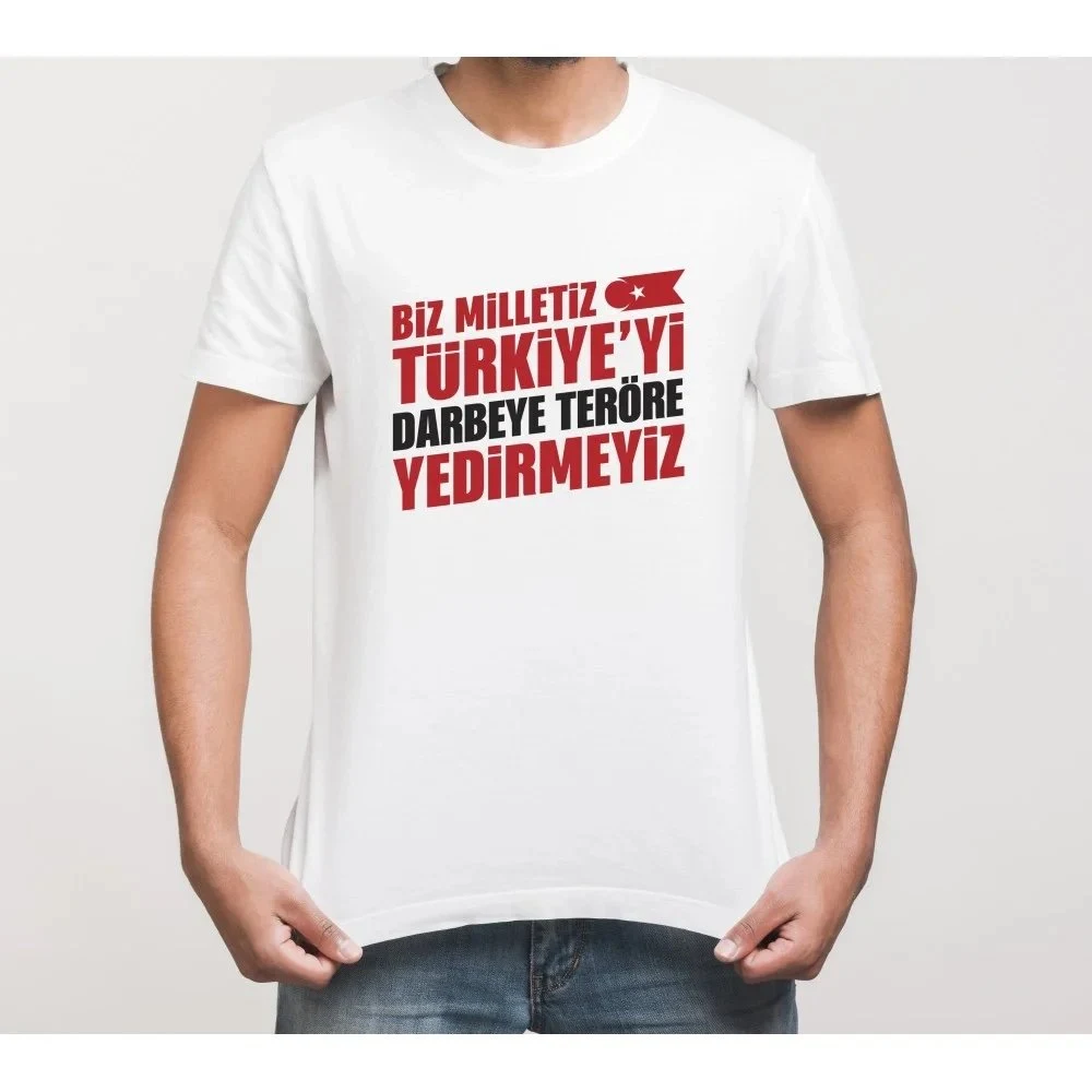 Férfi Fehér Kerékpárnyak Július 15. Nyomtatott Póló