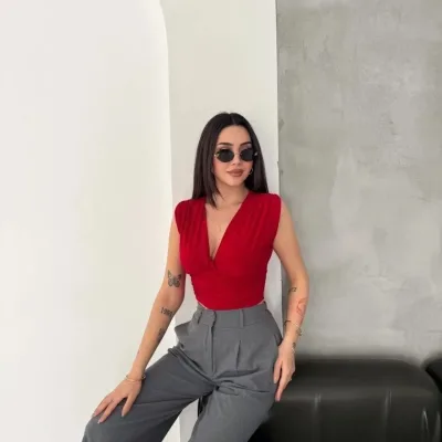 Dámská červená crop halenka, s výstřihem do V, s vycpávkami, bez rukávů, s drapérií, lycrová 3