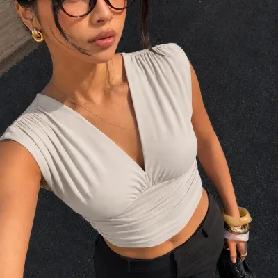 Kadın Gri Vatkalı Kolsuz V Yaka Drapeli Likralı Crop Bluz 1