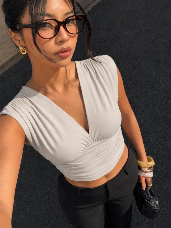 Kadın Gri Vatkalı Kolsuz V Yaka Drapeli Likralı Crop Bluz