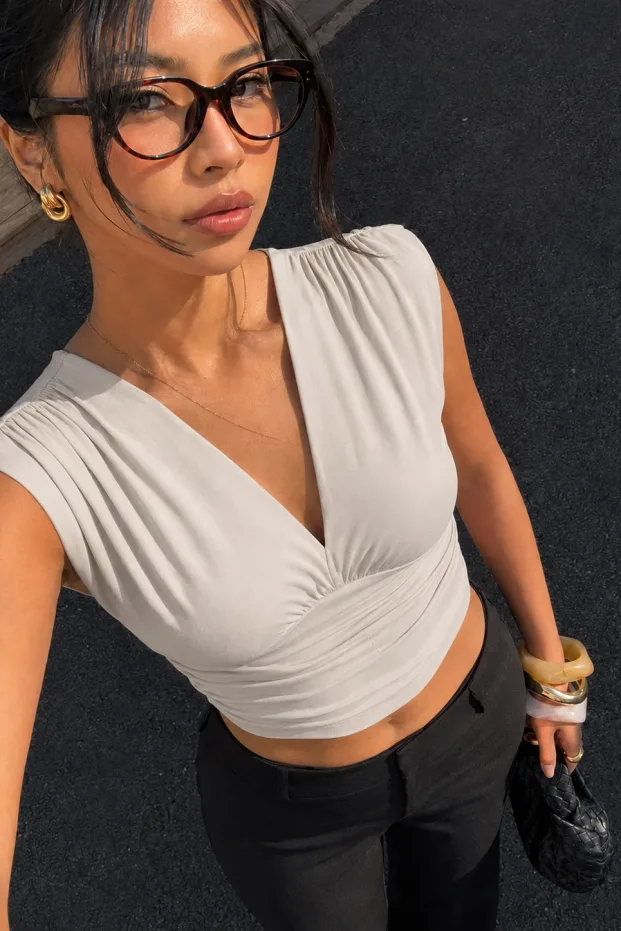Kadın Gri Vatkalı Kolsuz V Yaka Drapeli Likralı Crop Bluz 1