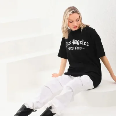 Damski oversize T-shirt czarny, dekolt w serek, nadruk 4