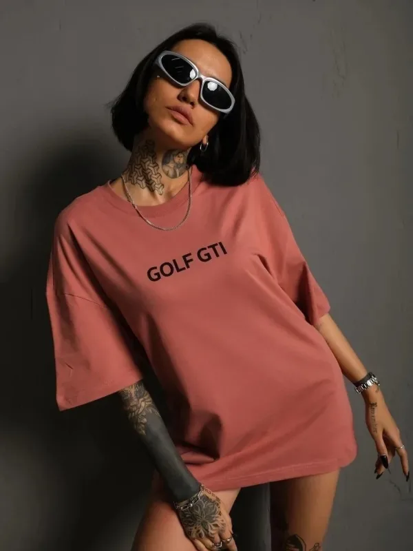 Ženska ružičasta suha ruža oversized s printom retro Golf GTI automobila majica 1