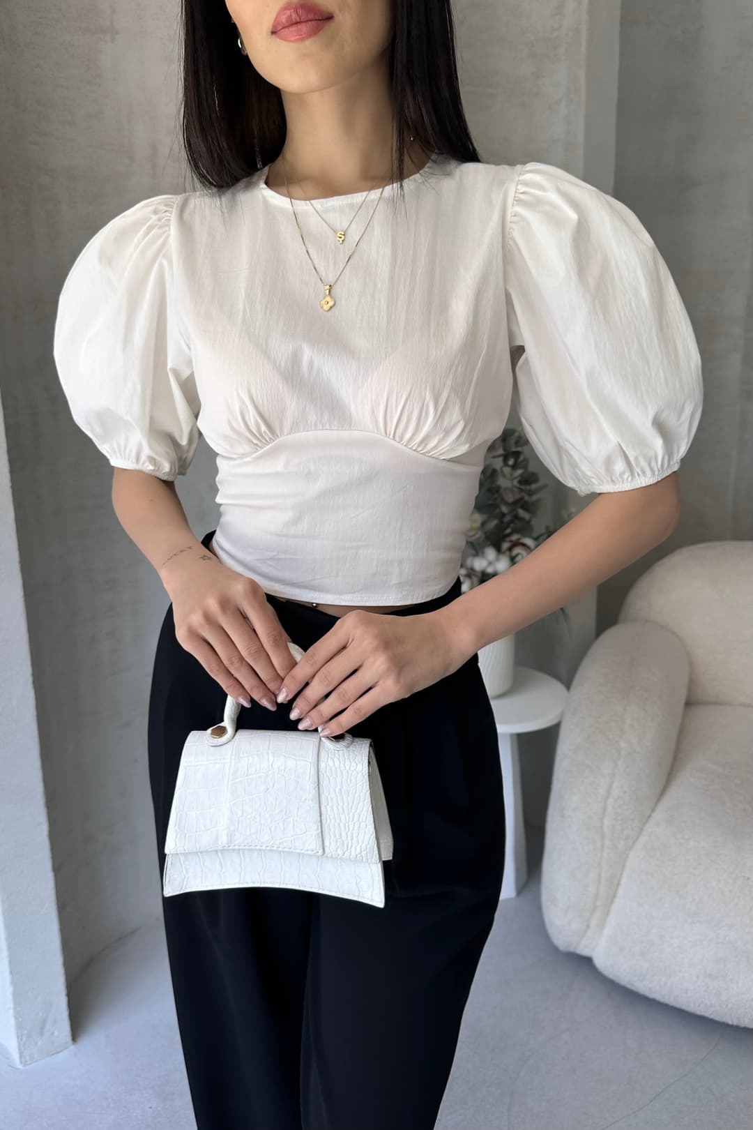 Bela poplin bluza sa lubeničastim rukavima i dekolteom na leđima 2