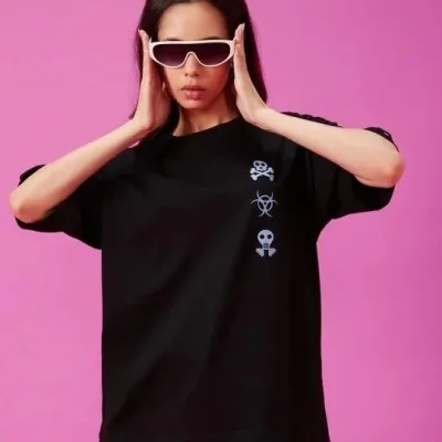 Женска црна oversize бициклистичка јака отпечаток летна маица 2