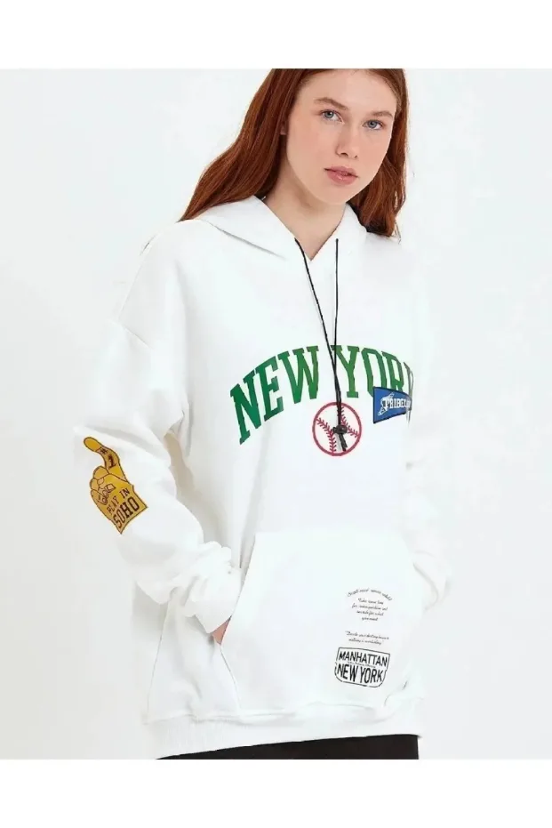 Kadın Beyaz Oversize Kapüşonlu Ön Kol Baskılı Pamuklu Sweatshirt 2