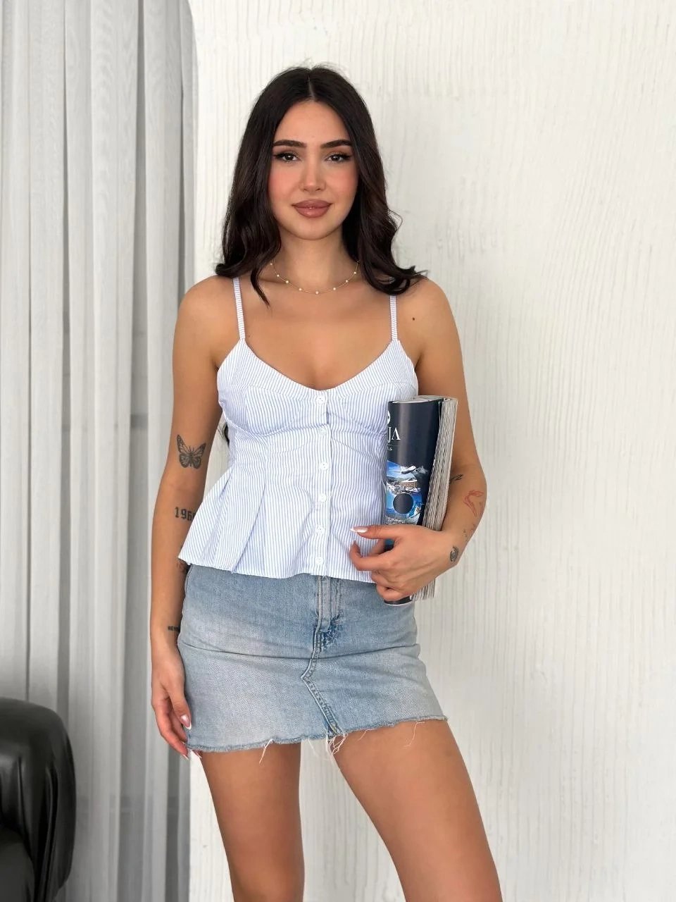 Damski jasnoniebieski crop top na ramiączkach, z dekoltem 5