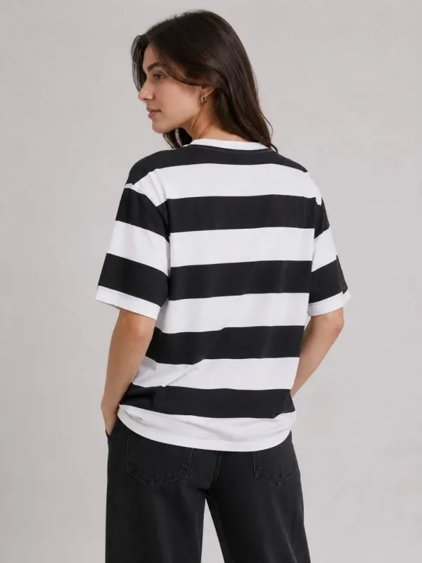 Dámské černé oversized tričko s kulatým výstřihem a pruhovaným vzorem, krátký rukáv 2