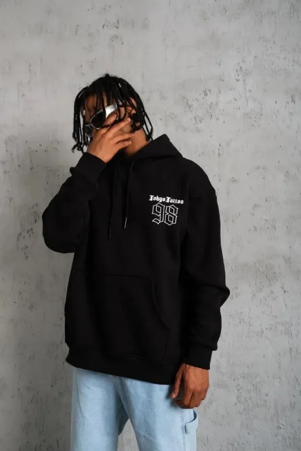 Sweatshirtê Mêran ê Reş ê 3 Têlî Pembû Bi Qapûşon û Çapkirî 1