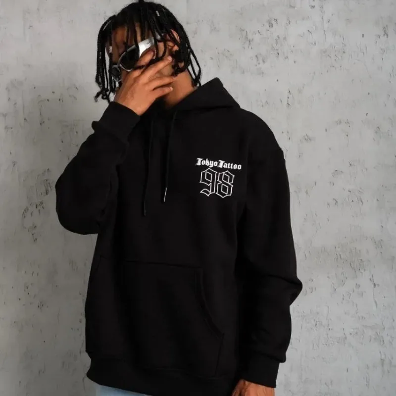 Sweatshirtê Mêran ê Reş ê 3 Têlî Pembû Bi Qapûşon û Çapkirî