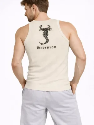 Muški krem slim fit sportski atel s okruglim izrezom, rebrastim rubovima i printom na leđima