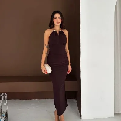 Ženska smeđa elegantna duga večernja haljina s prorezom i izrezom na leđima 2